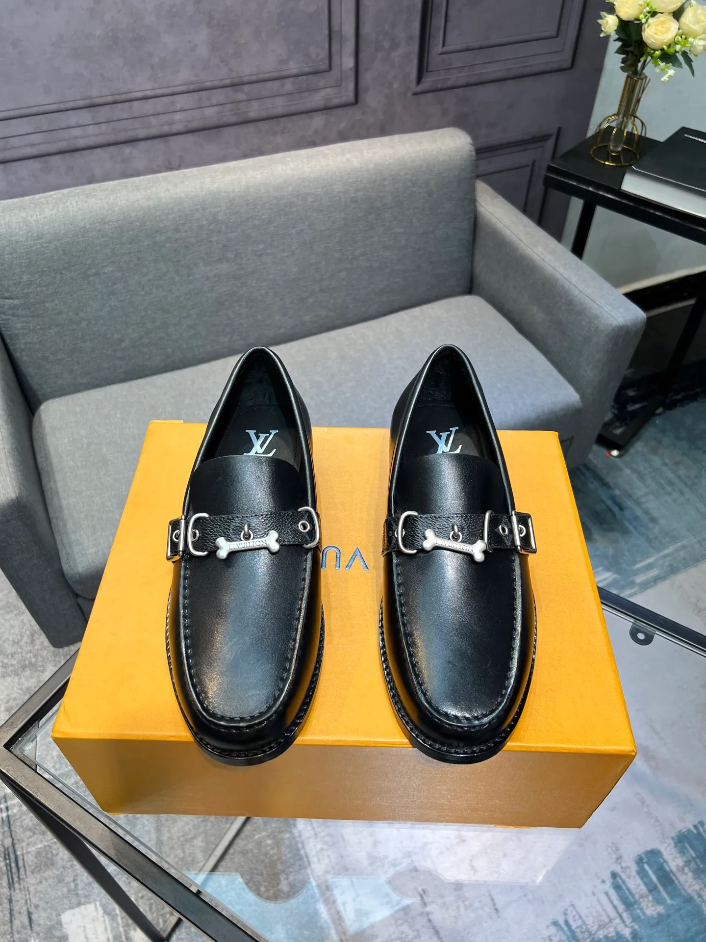 Men's shoes 💰960 LV top luxury brand, high-quality men's business formal leather shoes, imported genuine leather soles! Customized imported leather, the first layer of open-edge beaded lacquered cowhide, the texture is incomparable, the imported cowhide lining, high-end high-end shoes, don't miss it! size:39-44 (Male 38 45 46 customized)